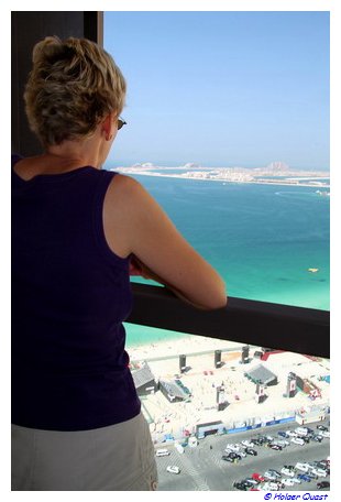Ela auf dem Balkon des Sofitel Dubai Jumeirah Beach Hotel