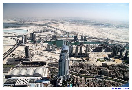 Blick vom Burj Khalifa auf das  Hotel The Address und die Wste 