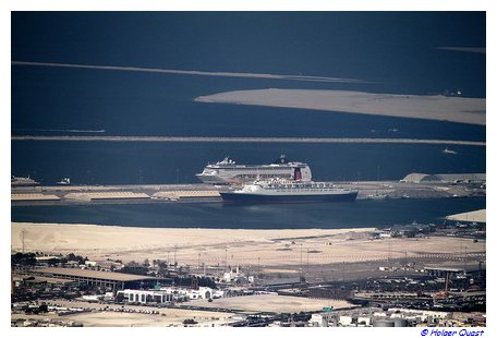 Blick vom Burj Khalifa auf den Hafen von Dubai