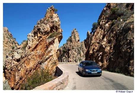 Mit dem Auto durch Calanches von Piana Mit dem Auto durch Calanches von Piana