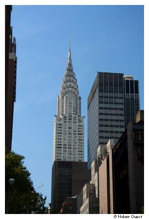 Chrysler Building durch Häusschluchten hindurch Chrysler Building durch Häusschluchten hindurch