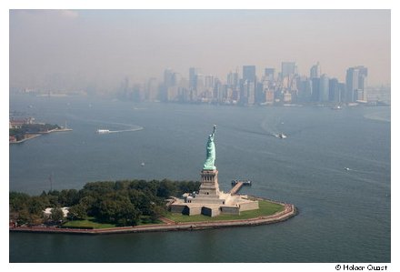 Freiheitsstatue - New York City aus der Luft Freiheitsstatue - New York City aus der Luft