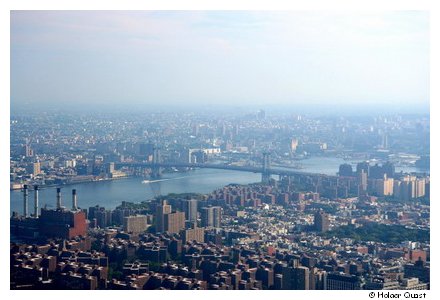 Blick vom Empire State Building auf dden East River von New Vork City