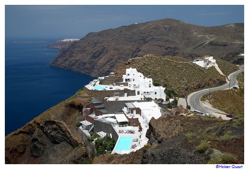 Hotelanlage an der Strae nach  Oia inmitten der Lavafelsen