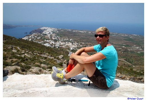 Ela geniet das Panorama auf dem Wanderweg nach Oia