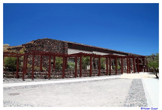 Überdachte Halle der Ausgrabungsstätte Akrotiri  auf Santorini
