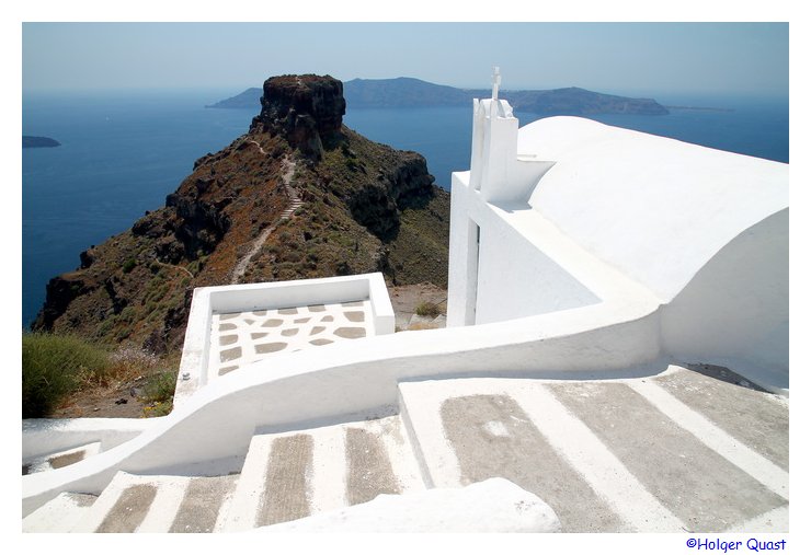 Kirche vor dem Skaros Felsen