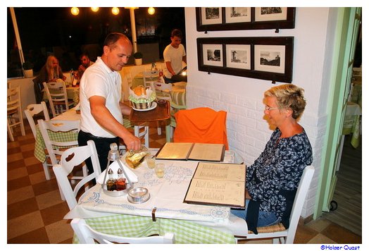 Vasili bedient Ela in der Taverne Romantica Firostefani