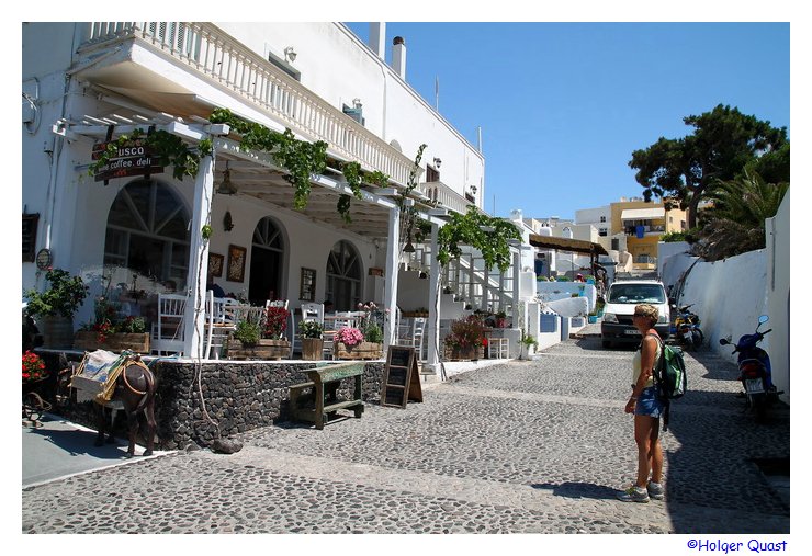 Pyrgos vom Dorfplatz in die Gassen des Ortes...