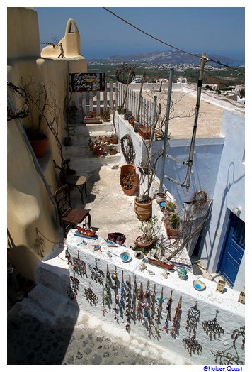 Kunstverkäufer in denGassen von Pyrgos auf Santorini