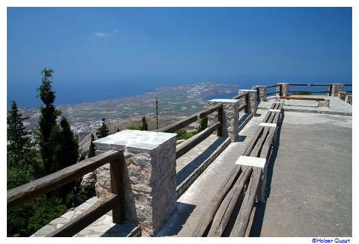 Blick vom Vorhof des Kloster Profitis Ilias Santorini auf die Südspitze Santorinis