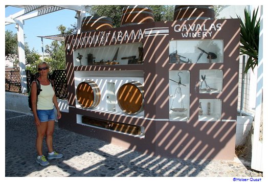 Ela am Eingang zur Gavalas Winery in Megalochori