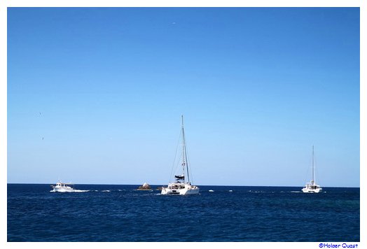 Segeln in der Ägäis vor Santorini Segeln in der Ägäis vor Santorini