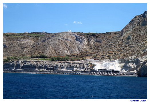 Black Beach mit Akro Hideaway Restaurant auf Santorini