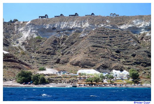 "The Beach" in der Caldera auf Santorini