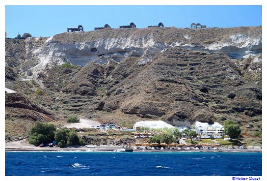 "The Beach" in der Caldera auf Santorini