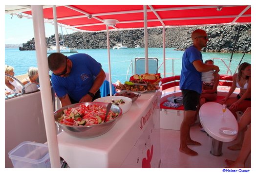 Mittagessen auf dem Dream Catcher in der Caldera von Santorini