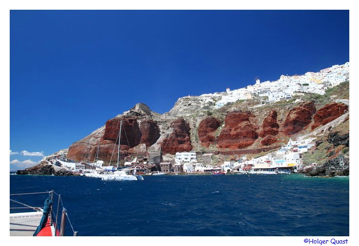 Einfahrt in den Hafen von Ammoudi auf Santorini