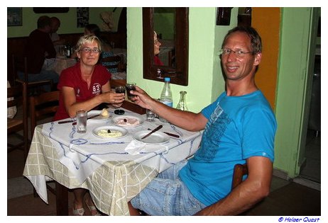 Prost - Holger und Ela in der Taverne Simos Prost - Holger und Ela in der Taverne Simos