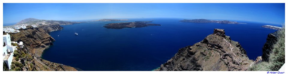Bilck von de Festung in Imerovigli Santorini auf die Caldera