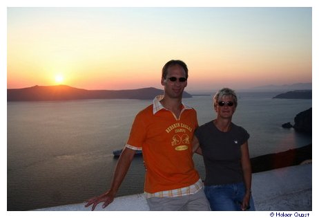 Holger und Ela vor dem Sonnenuntergang in Thira Holger und Ela vor dem Sonnenuntergang in Thira