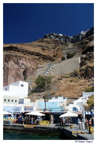 Blick vom Hafen auf Thira