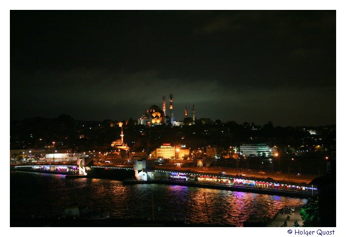 Galata Brücke beleuchtet bei Nacht