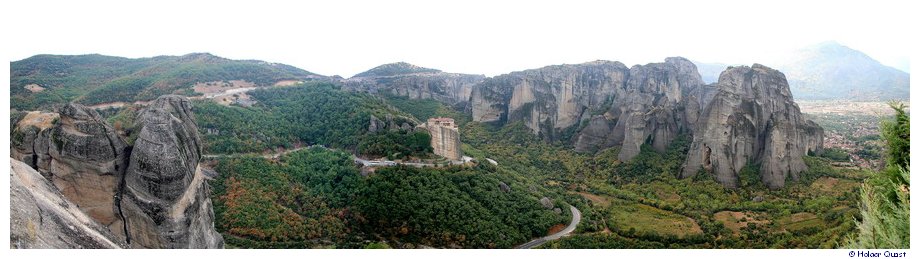 Meteora Tal mit Blick auf das Kloster Rousnou