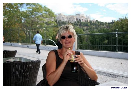 Ela genie�t die Erfrischung