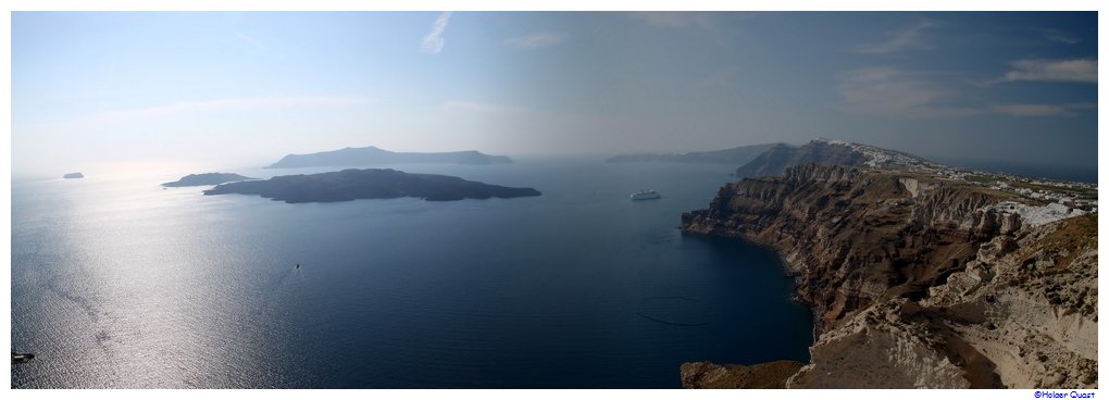 Blick von der Terrasse auf die Caldera von Santorini