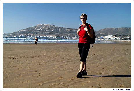 Ela am Strand von Agadir vor der Kasbah Festung Ela am Strand von Agadir vor der Kasbah Festung