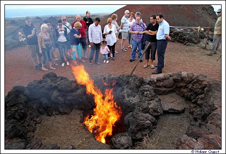Erdwrme wird im Timanfaya Nationalpark demonstriert- Lanzarote