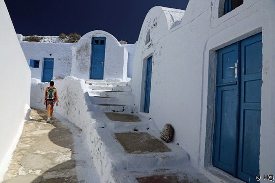Ela erkundet das Kloster Kimisi Theotokou auf Thirassia - Santorini