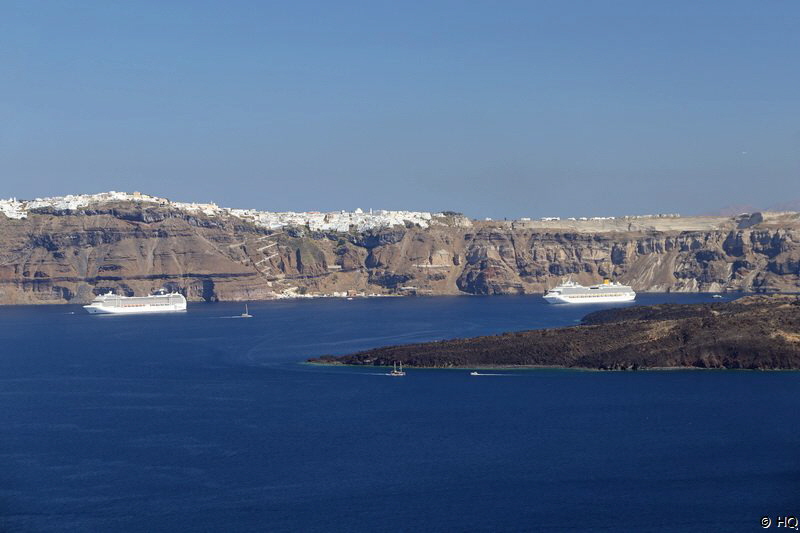 Blick von Kloster Kimisi Theotokou auf Thira - Santorini