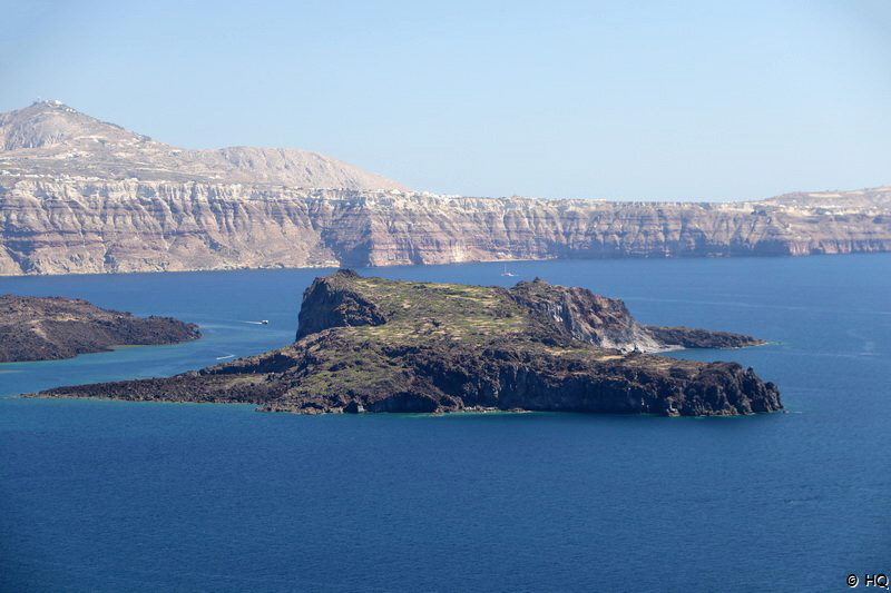 Blick von Kloster Kimisi Theotokou auf den Vulkan von Santorini