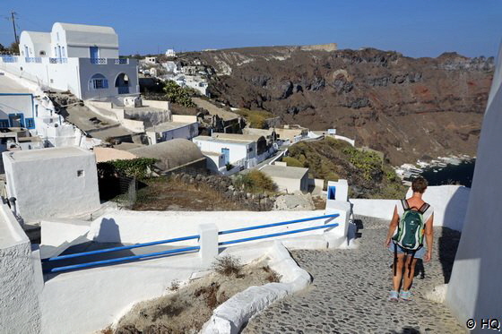 Auf den Weg nach unten in den Hafen Korfos auf Thirassia Santorini Auf den Weg nach unten in den Hafen Korfos auf Thirassia Santorini