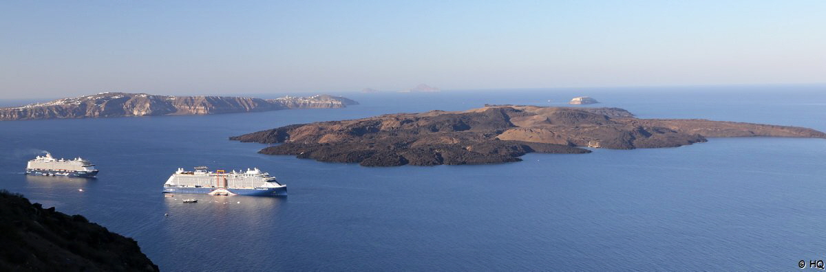 Santorini Blick auf die Caldera mit dem Vulkan  Nea Kameni