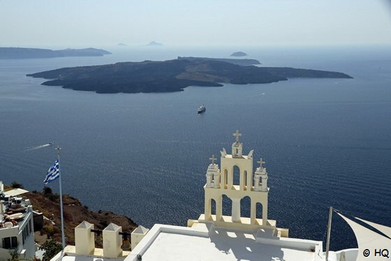 Kirche in Firostefani und die Caldera Kirche in Firostefani und die Caldera