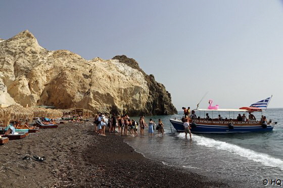 Badeboot penelt zwischen dem Red Beach, White Beach und Black Beach