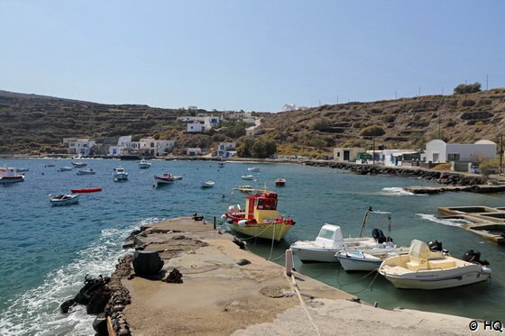 Fischerboote vor Riva auf Thirassia Santorini