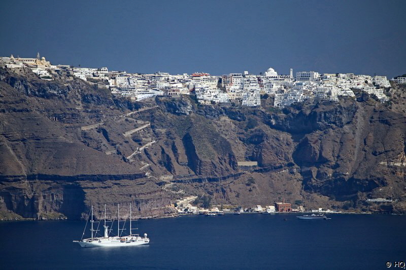 Blick von Thirassia auf Thira Santorini