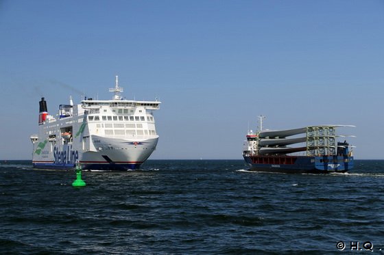 Stena Line F�hre und Frachter vor der Hafeneinfahrt Rostock Warnem�nde