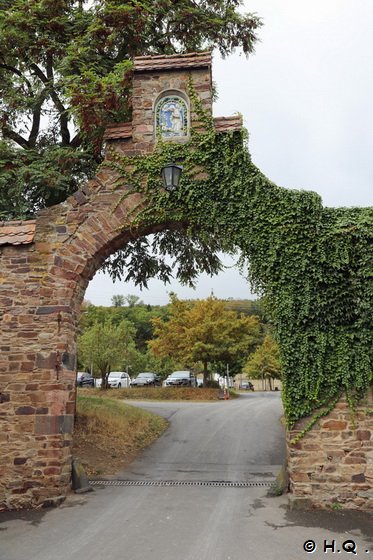 Eingangstor vom Parkplatz in das SChloss Vollrads