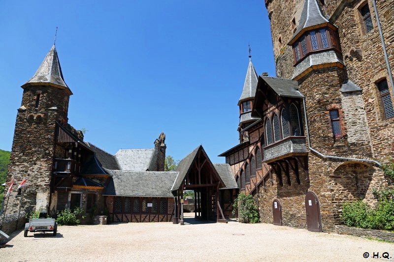 Innenhof mit Zinnen und Türmen der Reichsburg in Cochem Innenhof mit Zinnen und Türmen der Reichsburg in Cochem