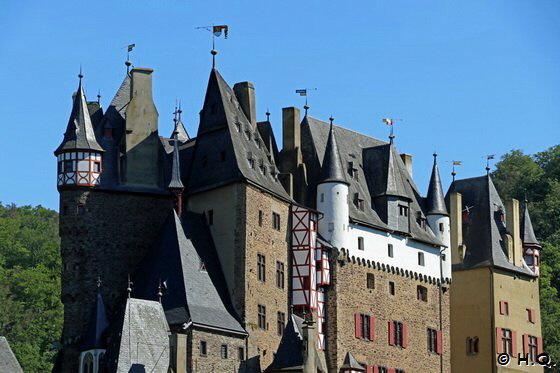 Trme und Zinne der Burg Eltz