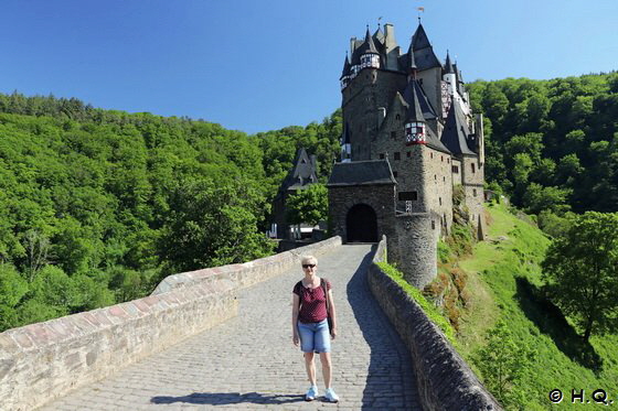 Ela vor der Burg Eltz