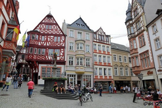 Mittelalterlicher Marktplatz in Bernkastel-Kues Mittelalterlicher Marktplatz in Bernkastel-Kues