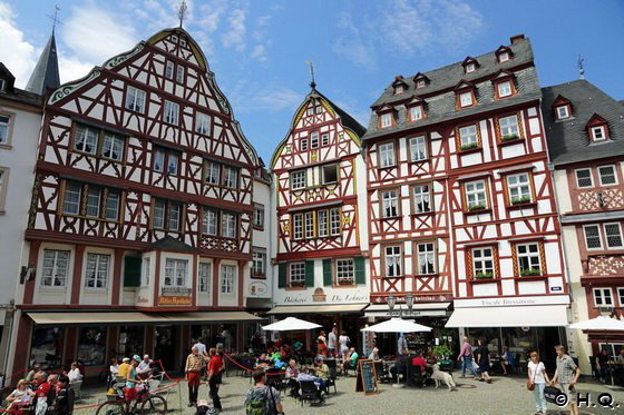 Mittelalterlicher Marktplatz in Bernkastel-Kues Mittelalterlicher Marktplatz in Bernkastel-Kues