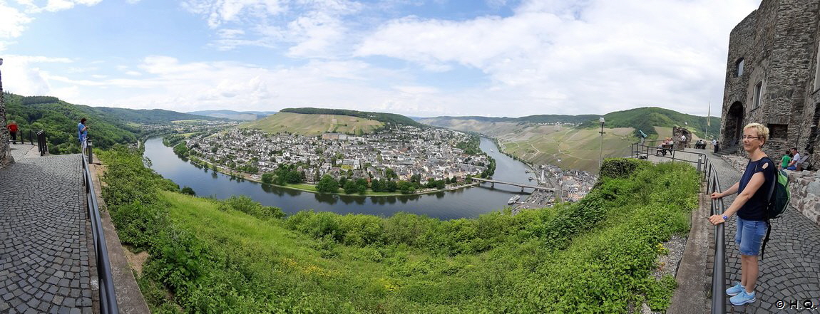 Blick von der Burg Landshut auf die Mosel und Bernkastel-Kues