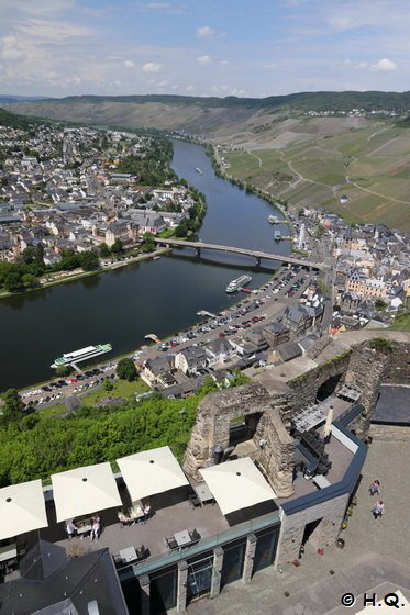 Blick von der Burg Landshut auf die Mosel und Bernkastel-Kues